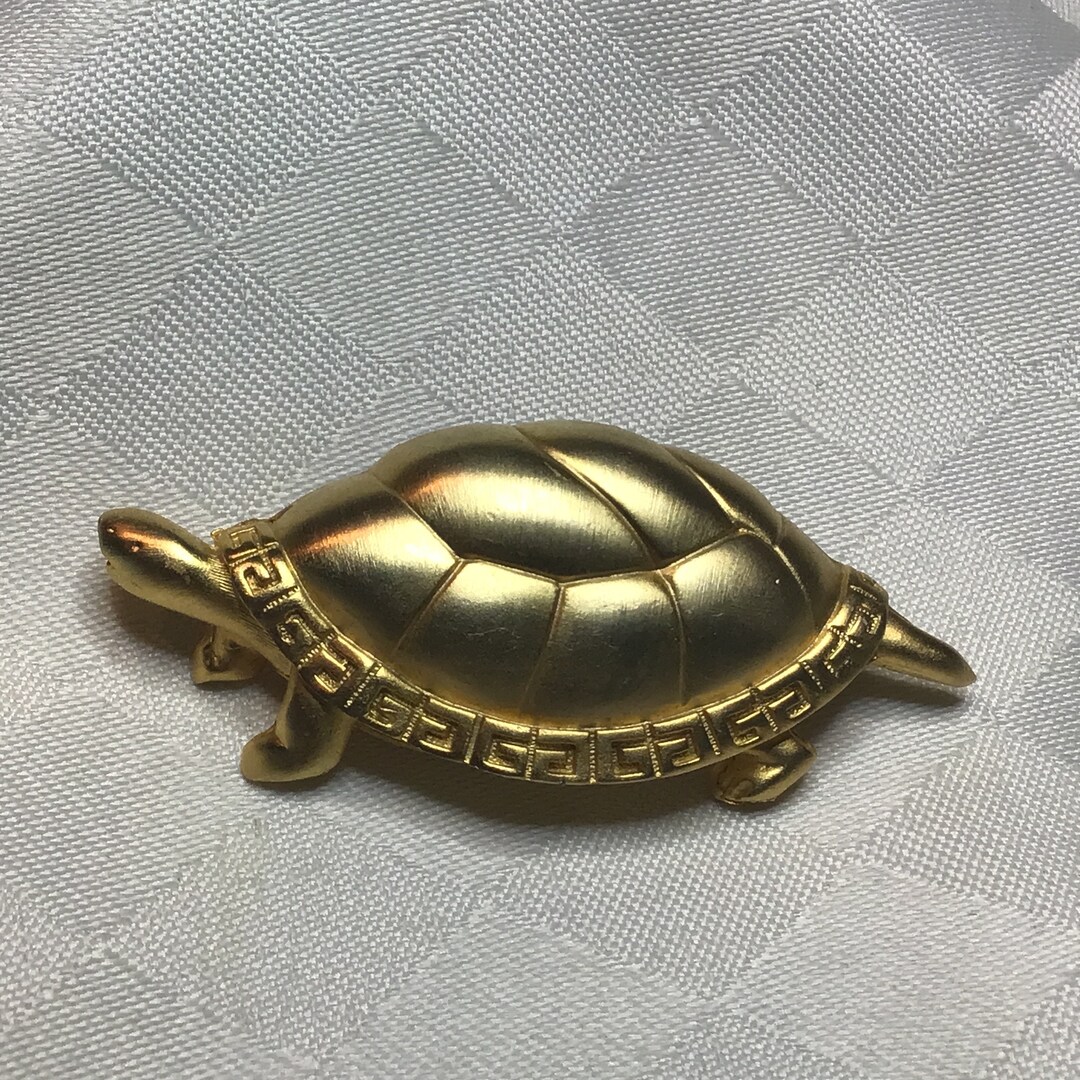 Givenchy ブローチ タートルモチーフ 亀 シルバー 　485/35 Givenchy, Superb Gold-tone Metal Brooch Depicting a Tortoise With