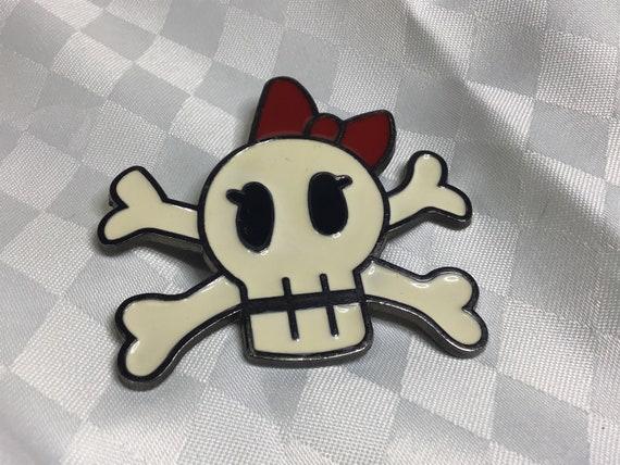Brass Belt Buckle Depicting a Skull With a Pretty Red Loop  display picture 2