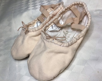 Santa Pro Pale Pink Canvas Ballet Shoes, Split Sole. Size 9 width M.