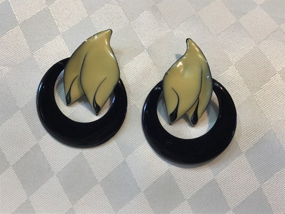 Boucles d'oreilles art déco jambes de pin-up talons noirs