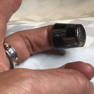 Très joli petit dé à coudre du Mexique en alpaga orné de pièces d’ormeaux et émail noir, fait un très mignon cadeau.