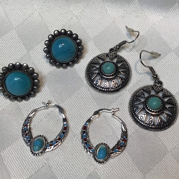 Trois paires de très jolies boucles d’oreilles de métal argenté ornées de fausses pierres de turquoises.