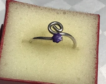 Silver 925. Very pretty and delicate small stackable ring with spiral and small purple enamelled flower. Gr 6 US.