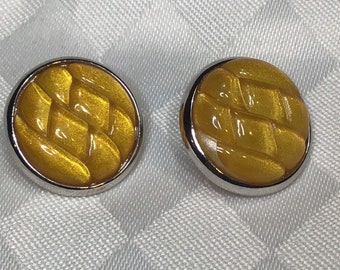 Beautiful silver round earrings with a lucite background with a padded appearance of yellow gold color, for pierced ears.