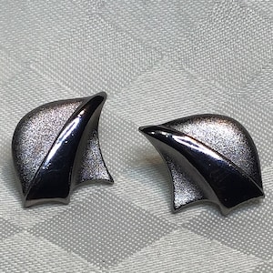 Superb small silver earrings in brushed metal.
