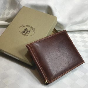 Fabricado en Italia. Cartera de piel The Old Angler en piel italiana marrón para hombre, clip interior de metal dorado.