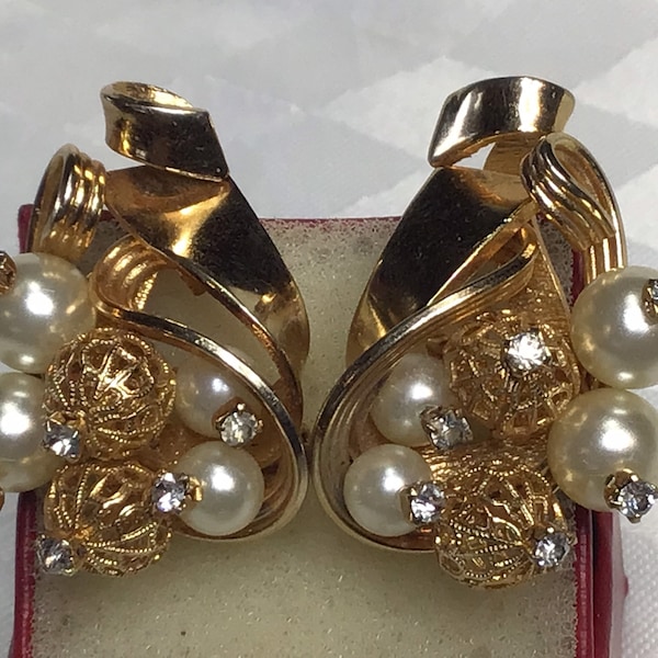 Jewels by Julio. Beautiful golden metal earrings and white pearls of imitations.