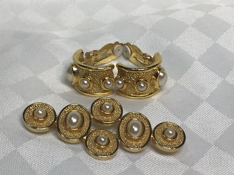 Splendid brooch and gold metal earrings with faux round and oval beads. De Richelieu