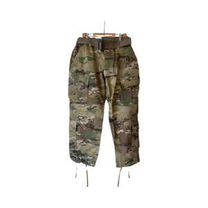 Vintage 90s Military Camouflage Green Cargo Pants . Size 31 X- Short