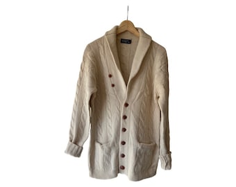 Suéter tipo cárdigan unisex vintage con cuello tipo cable y bolsillos delanteros.