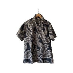 Go Barefoot Reverse Print Hawaiian Shirt. Pineapple Print Shirt. Made in USA. Size Medium