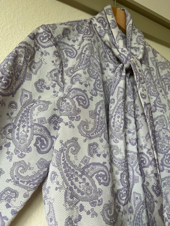 Vintage Paisley Lavender Tie Neck Blouse. Made in… - image 5