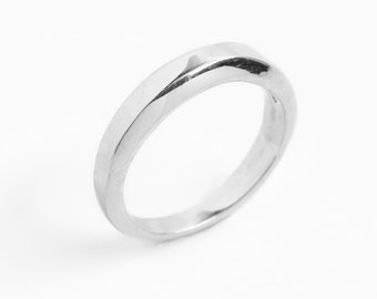 Elegante anello in argento astratto, Subvert Ring di Merchants of the Sun, gioielli fatti a mano unisex, anello a fascia semplice in argento sterling riciclato 925