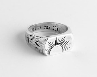 Silber Sun gravierter Ring, Sunwalker von Merchants of the Sun, unisex handgefertigter 925 recyceltes Sterlingsilber handgeschnitzter Sonnensymbol-Siegelring