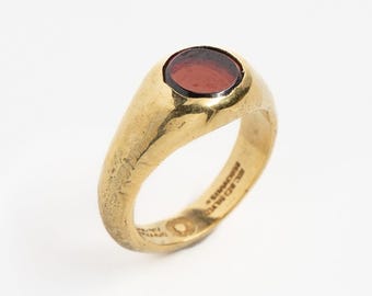 Zegelring granaat 18K goud vermeil – Handgemaakte uniseks edelsteenring, vintage-geïnspireerde statement sieraden, gewaagde gouden band voor hem en haar