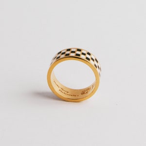 Anello con motivo a scacchiera in oro, Gambit Ring di Merchants of the Sun, gioielli vermeil in oro 18k fatti a mano unisex, anello a fascia minimalista watersafe immagine 5
