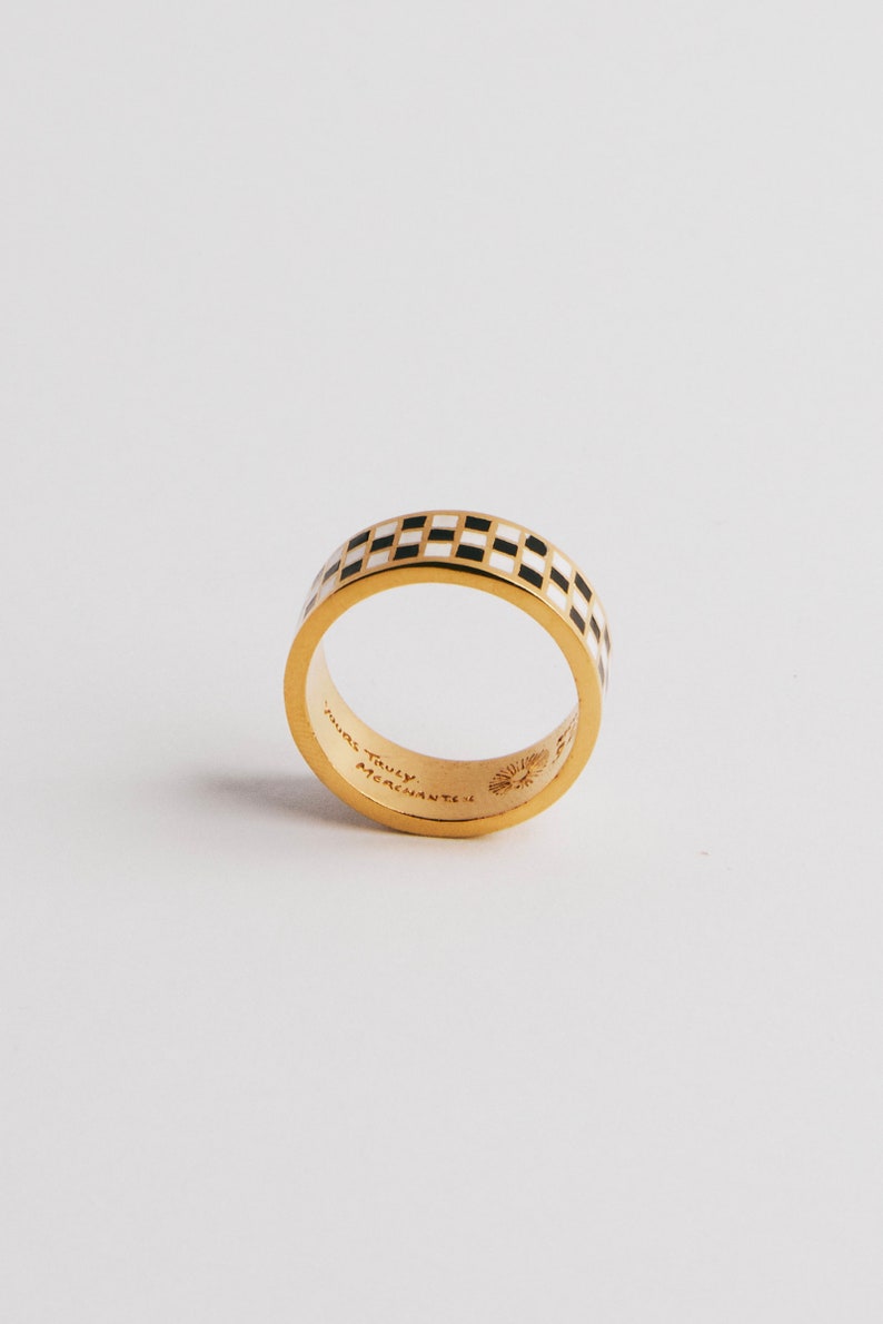 Anello con motivo a scacchiera in oro, Gambit Ring di Merchants of the Sun, gioielli vermeil in oro 18k fatti a mano unisex, anello a fascia minimalista watersafe immagine 5