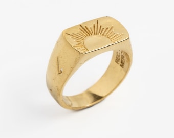 Handgeschnitzter goldener Sonnensymbol-Ring, The Sunwalker 18k Gold Vermeil von Merchants of the Sun, einzigartiger Herren-Siegelring, gehämmerter Statement-Ring