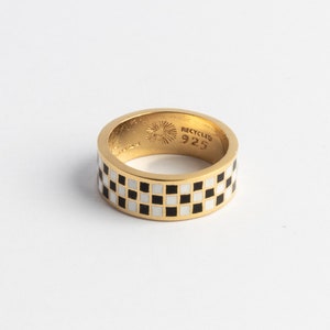 Anello con motivo a scacchiera in oro, Gambit Ring di Merchants of the Sun, gioielli vermeil in oro 18k fatti a mano unisex, anello a fascia minimalista watersafe immagine 3