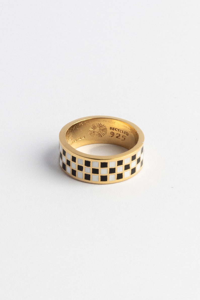 Anello con motivo a scacchiera in oro, Gambit Ring di Merchants of the Sun, gioielli vermeil in oro 18k fatti a mano unisex, anello a fascia minimalista watersafe immagine 3