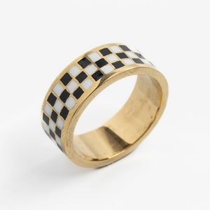 Dambordring goud vermeil – zwart-wit geëmailleerde band, uniseks race-geïnspireerde sieraden, gewaagde statementring voor hem/haar