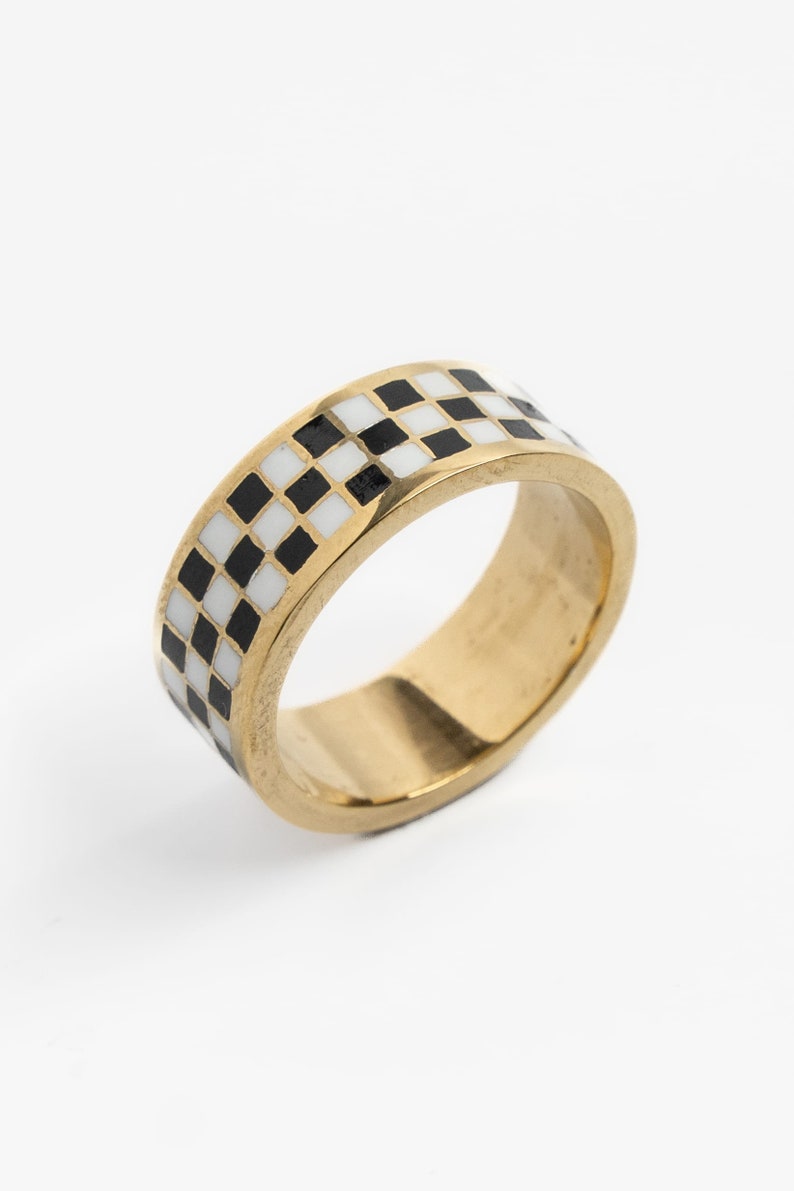 Anello con motivo a scacchiera in oro, Gambit Ring di Merchants of the Sun, gioielli vermeil in oro 18k fatti a mano unisex, anello a fascia minimalista watersafe immagine 1