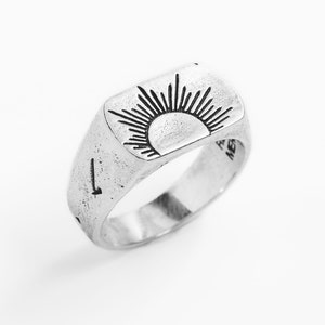 Bague en argent gravée de soleil, Sunwalker par Merchants of the Sun, chevalière unisexe faite main en argent sterling recyclé symbole du soleil sculpté à la main