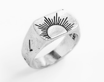 Bague en argent gravée de soleil, Sunwalker par Merchants of the Sun, chevalière unisexe faite main en argent sterling recyclé symbole du soleil sculpté à la main