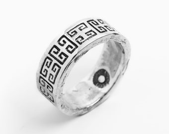 Anello a fascia in argento intagliato con motivo unico, The Forum Band di Merchants of the Sun, anello a fascia unisex in argento sterling riciclato 925, motivo greco