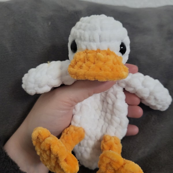 Petit câlin de canard au crochet modèle amigurumi lovey cuddler