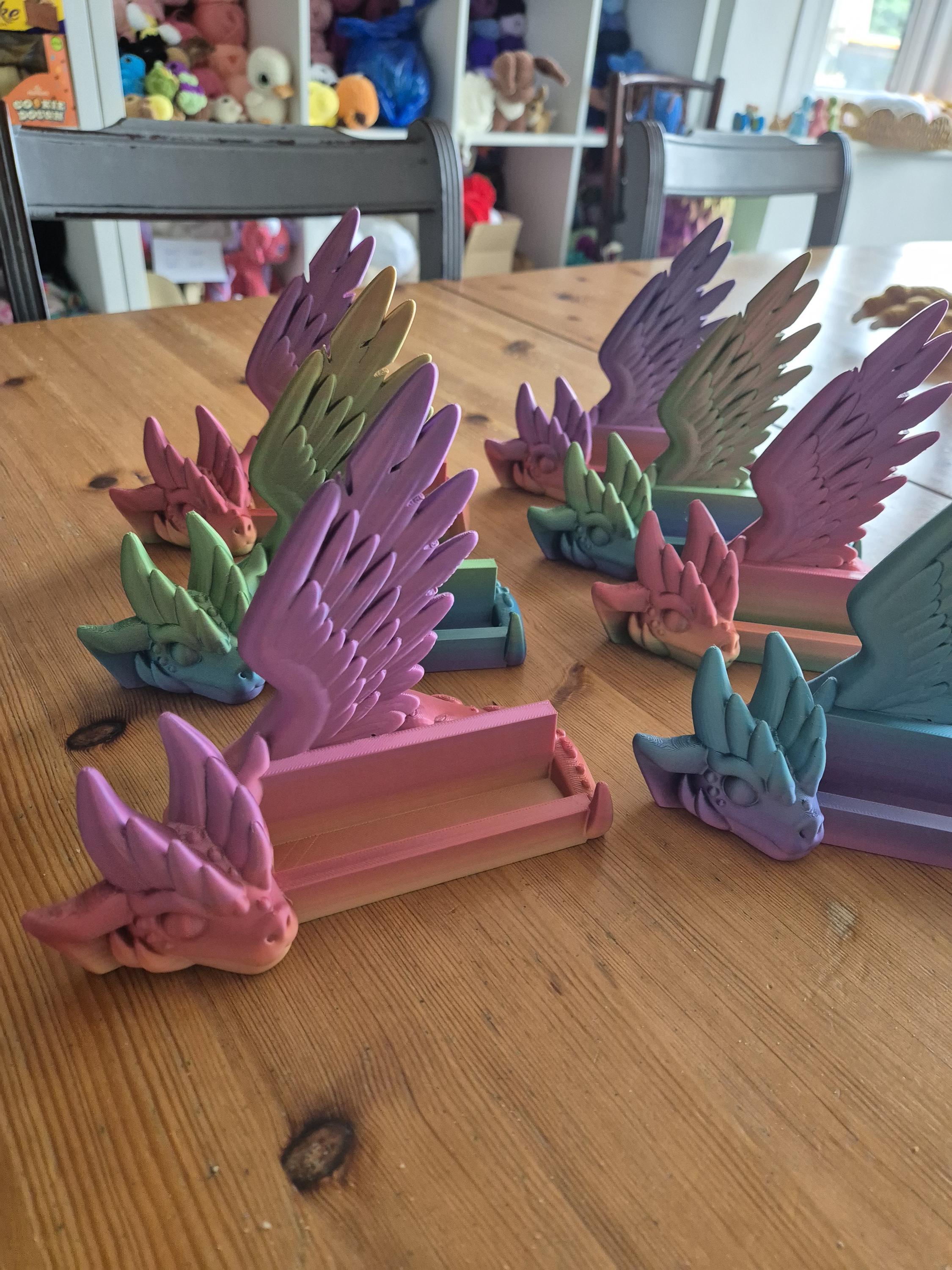 Dragon shaped business card holder 3d printed rainbow - Thumbnail 4