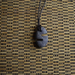 Pingente de pedra de praia esculpida - Colar de pedra de praia - Joias de pedra de praia - Cordão de couro ajustável em comprimento - Pedra cinza