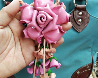 レザーローズキーホルダー：ピンクの花柄バッグチャーム、ハンドメイド