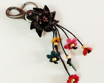 Leren sleutelhanger bloem: zwarte tasbedel dahlia, handgemaakt tasaccessoire