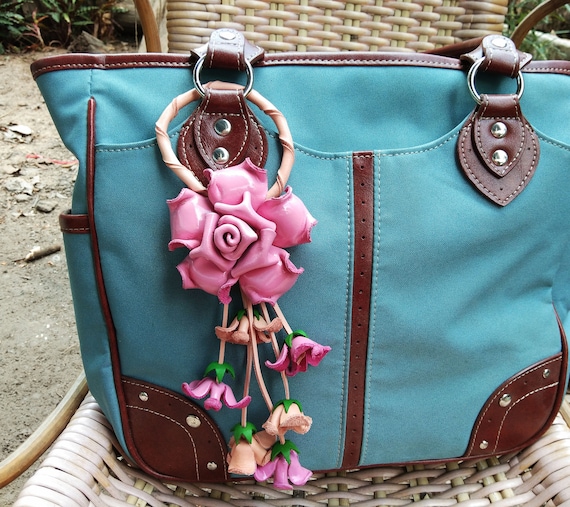 レザーローズキーホルダー：ピンクの花柄バッグチャーム、ハンドメイド