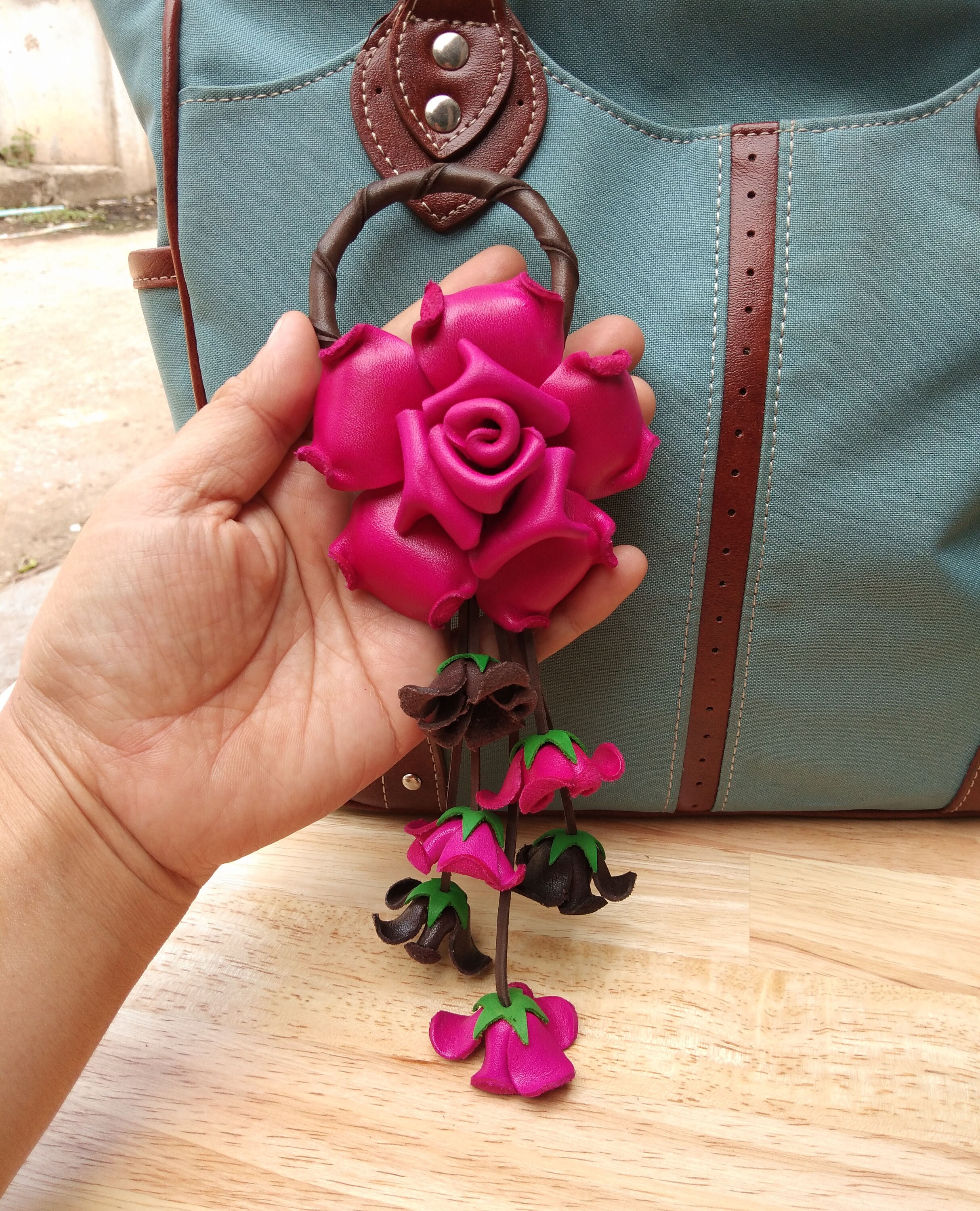 Portachiavi a forma di tulipano in PU, charm floreale per borse, regalo per donne all'ingrosso (5 pz) | Produzione e design di gioielli personalizzati | JR Fashion Accessories