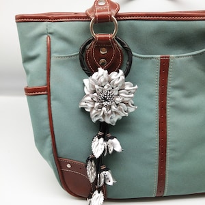Portachiavi in vera pelle con ciondolo a forma di fiore di dalia in argento, ciondolo per borsa in vera pelle con gancio floreale, accessori con ciondolo per borsa con cerniera