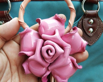 レザーローズキーホルダー：ピンクの花柄バッグチャーム、ハンドメイド