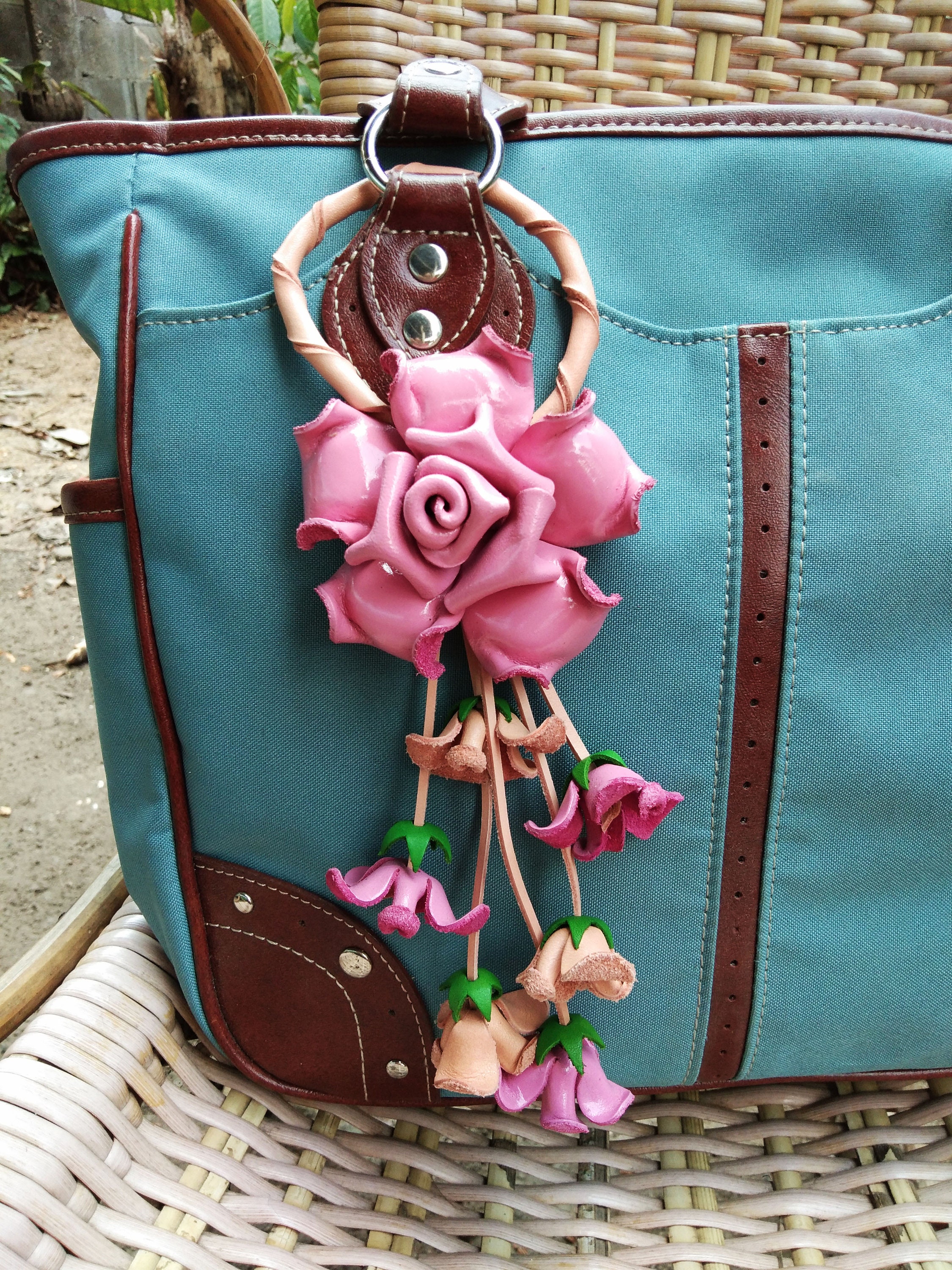 レザーローズキーホルダー：ピンクの花柄バッグチャーム、ハンドメイド