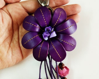 portachiavi a forma di fiore in pelle con ciondolo floreale