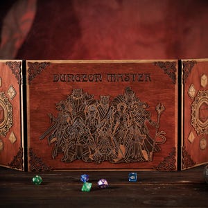 Puede incluir: Una pantalla de Dungeon Master de madera con un acabado teñido de rojo y un diseño grabado de un grupo de personajes de fantasía. La pantalla está cerrada y tiene las palabras "Dungeon Master" grabadas en la parte delantera.
