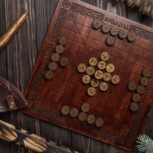 Juego de mesa de madera Hnefatafl "Vegvisir", hnefatafl hecho a mano, ajedrez vikingo, hnefatafl grabado, juegos de mesa antiguos, juegos hechos a medida