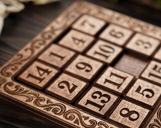 Logica Giochi Art. Gioco Del 15 E Del 16 – Rompicapo Matematico In Legno 2-in-1, Difficoltà Media Ed Estrema, Scatola Viaggio Richiudibile 12x12 Cm