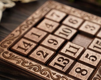 Logica Giochi Art. Gioco Del 15 E Del 16 – Rompicapo Matematico In Legno 2-in-1, Difficoltà Media Ed Estrema, Scatola Viaggio Richiudibile 12x12 Cm