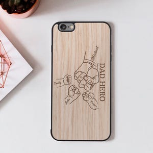Coque iPhone personnalisée en bois avec poing bosse, coque de téléphone gravée « The Legend », papa, cadeau fête des pères, design personnalisé pour papa, cadeau parfait pour lui