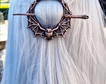 Horquilla de cobre con forma de murciélago – Diseño gótico boscoso