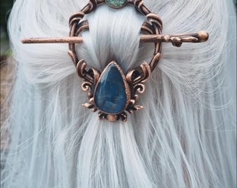 Horquilla circular de labradorita con diseño de bosque – Pasador de cobre electroformado – Joyería para el cabello de inspiración celta