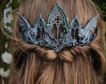 Accesorio para el cabello con forma de gárgola gótica y corona de catedral. Pieza de cabello de fantasía pintada a mano.
