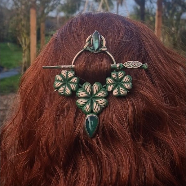 Forcina per capelli con trifoglio celtico in onice verde e labradorite – Gioiello per capelli irlandese elettroformato in rame, nodo celtico dei boschi