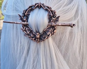 Horquilla de cobre con forma de murciélago – Círculo boscoso ornamentado